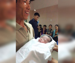 Sau 10 năm chờ đợi, người đàn ông 47 tuổi được ôm con đầu lòng trong tay chính là hình ảnh xúc động nhất hôm nay
