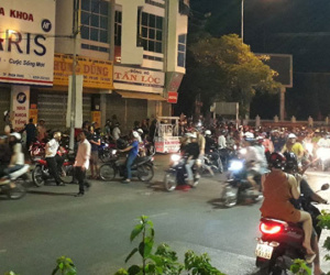Thượng úy cảnh sát bị thương khi giải tán đám đông quá khích