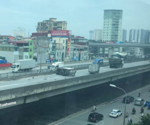 Xe tải lật chắn ngang đường trên cao tốc trên cao, nam tài xế nhập viện cấp cứu