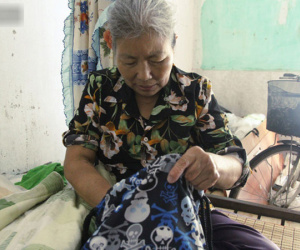 Cụ bà xa quê 11 năm, ở trọ Hà Nội để chạy thận và sống nhờ những vần thơ của chồng: 'Lấy người xấu trai, sau này người ta chiều mình'