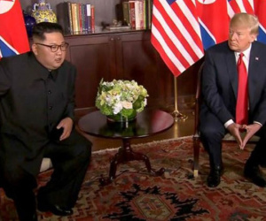 Ngôn ngữ cơ thể cho thấy Trump - Kim đều lo lắng khi gặp nhau