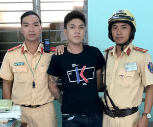 Tên cướp bị phát hiện khi ẩn nấu cùng người yêu trong khách sạn