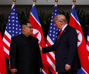 Vì sao Donald Trump đặt tay vào lưng Kim Jong-un?