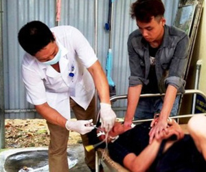 Vợ bỏ đi, chồng gọi điện không được liền ăn lá ngón tự tử