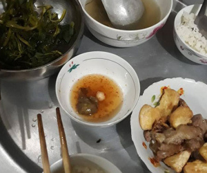 13 năm ăn cơm thiên hạ không bằng một bữa cơm nhà mẹ nấu - bức ảnh mâm cơm đạm bạc chạm vào trái tim hàng ngàn người