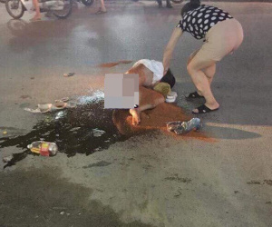 Cô gái bị lột đồ, đổ nước mắm, muối ớt lên người: Sự xuất hiện của người đàn ông lạ gây xôn xao