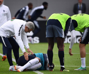 Đồng đội vào bóng ác ý, Mbappe lăn đùng chấn thương