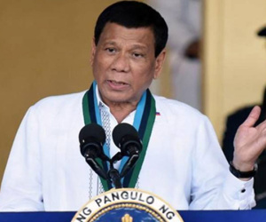Duterte trang bị súng ngắn cho quan chức đối phó tội phạm