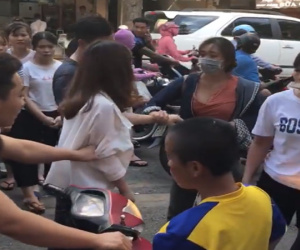 Hà Nội: Nghi vấn do ghen tuông vì bạn thân nhắn tin với chồng mình, 2 cô gái lao vào đánh nhau giữa phố cổ