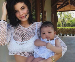 Kylie Jenner xóa hết ảnh con gái trên Instagram vì bị dọa bắt cóc