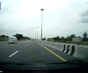Tài xế văng lên không trong tai nạn kinh hoàng ở Thái Lan
