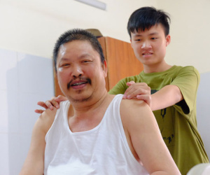 TP.HCM: Vợ con vỡ òa khi thấy chồng ngồi dậy 'thần kỳ' sau 5 năm liệt tứ chi vì tai nạn giao thông cực nặng