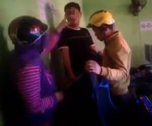 Bắt được con đang chơi game trong quán net, mẹ lấy mũ bảo hiểm đập vỡ màn hình máy tính để 'dằn mặt'