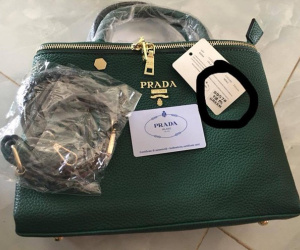Chụp ảnh túi xách được tặng lên hỏi hàng xịn hay nhái, người phụ nữ bị gạch đá túi bụi vì vô duyên