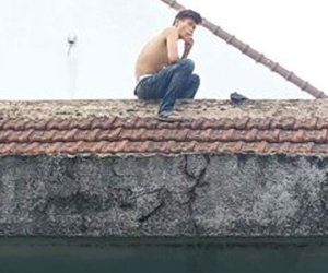 Gần 3 giờ vây bắt nam thanh niên nghi ngáo đá cố thủ trên mái nhà