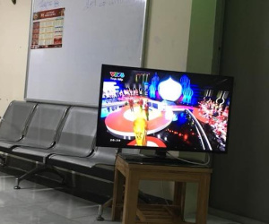 Hà Nội: Người dân ở chung cư bê ti vi ra hành lang để xem World Cup 2018