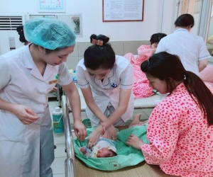 Mẹ hiếm muộn 10 năm mất con vì chờ ngày đẹp để sinh