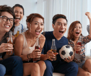 Mẹo giữ sức khỏe khi thức khuya xem World Cup