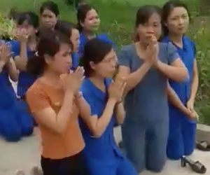 Nhiều giáo viên quỳ để xin không đóng cửa nơi dạy trẻ