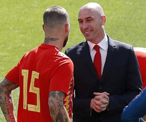 Sergio Ramos ẩu đả với chủ tịch LĐBĐ Tây Ban Nha, Pique phải can ngăn