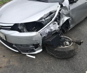 Buồn ngủ, 1 phụ nữ lái ô tô mới mua 2 tháng tông vào cột điện