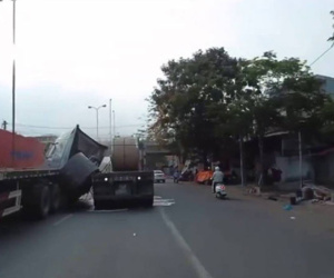 Clip: Kinh hoàng cuộn sắt hàng chục tấn trượt khỏi thùng hàng, 'cày' nát cabin xe container