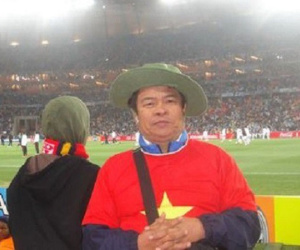 Đại gia Việt mang vải thiều, tiền lẻ và cúp vàng Bát Tràng sang Nga xem World Cup 2018