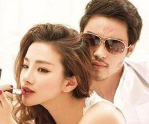 Đưa bồ nhí đi du lịch, chết sững khi nhìn thấy giữa bãi biển vợ ôm ấp nhân tình