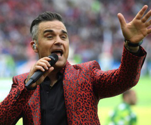 Hành động phản cảm của ca sĩ Robbie Williams trong lễ khai mạc World Cup 2018 gây phẫn nộ