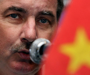 HLV Alfred Riedl: 10 năm không tiến bộ, Việt Nam đừng mơ World Cup
