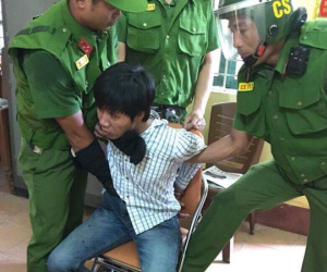 Huế: Giải cứu người mẹ bị con trai ngáo đá dùng hung khí uy hiếp