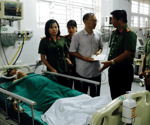 Khám nhà nghi phạm ma túy, một cảnh sát bị đâm thấu ngực