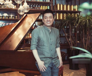 Lam Trường: 'Fan biết vợ đi xem tôi hát nhưng vẫn lên sân khấu ôm, hôn tôi'