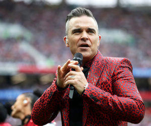Nhà đài xin lỗi vì màn 'ngón tay thối' của Robbie Williams