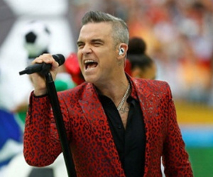Robbie Williams bị chỉ trích vì giơ 'ngón tay thối' ở khai mạc World Cup