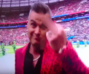 Thực hư về chuyện Robbie Williams bị mafia truy lùng sau khi giơ ngón giữa tại World Cup