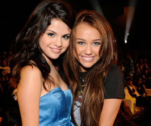 Từng ghét nhau không đội trời chung, Miley bỗng bảo vệ Selena khi cô bạn cũ bị chê 'xấu xí'