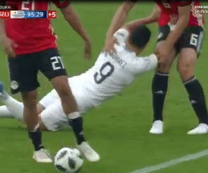 Bị đốn ngã, Suarez cố với tay bóp 'chỗ hiểm' đối thủ