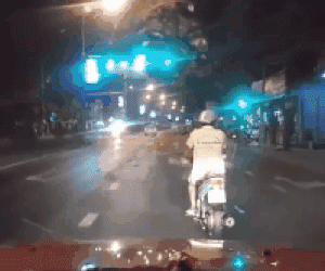 Clip: Nam thanh niên đánh võng, gây sự, chặn đầu tài xế ô tô suốt đoạn đường dài