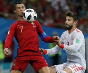 Pique: ‘Ronaldo có thói quen ăn vạ để kiếm đá phạt’