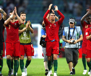 Ronaldo lập hat-trick, sức ép đè lên vai Messi