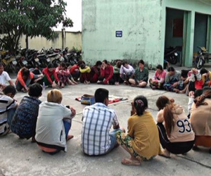 30 quý bà cùng 10 quý ông ăn thua tiền triệu trên chiếu bạc