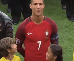 Biểu cảm lần đầu được đứng cạnh Cristiano Ronaldo của hai em bé 'công phá' MXH vì quá đáng yêu