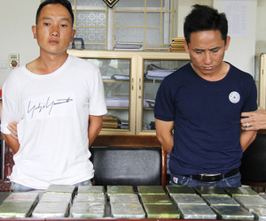 Cảnh sát đột kích nhà nghỉ bắt 2 người mang 23 bánh heroin