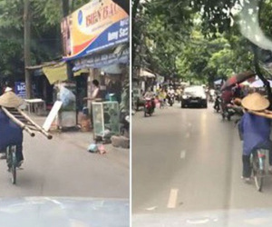 Clip: Người phụ nữ tròng thang vào cổ, vô tư đạp xe như 'diễn xiếc' trên phố khiến nhiều người thót tim