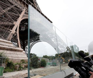 Pháp dựng hàng rào kính 40 triệu USD chống khủng bố quanh tháp Eiffel