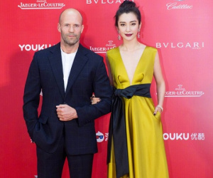 Siêu sao hành động Jason Statham đi dép lê vẫn cực 'ngầu' bên Lý Băng Băng