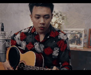 Thầy giáo điển trai của hotgirl Khánh Vy nối gót học trò, cover lại 'Bùa yêu' bằng tiếng Anh cực hay