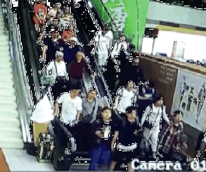 Trung Quốc: Đoàn du khách bị trần nhà đổ ụp lên người khi đang đi thang cuốn, ít nhất 9 người bị thương
