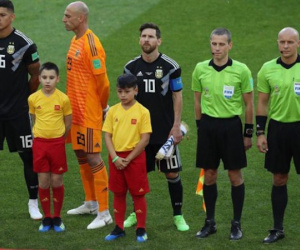 Vì sao thủ thành Argentina học theo Ronaldo, quay lưng lại với Messi khi hát quốc ca?